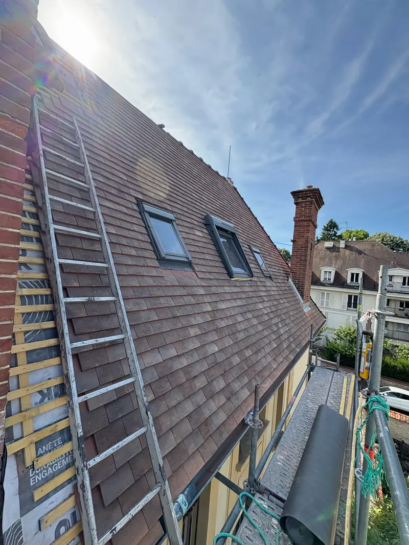 Toiture neuve en tuile plate avec velux posés par FP Couverture dans la région de Fontainebleau